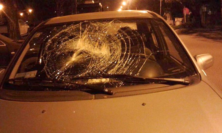 Crecen los ataques a piedrazos a autos que circulan en una calle que une Panamericana con Villa Rosa