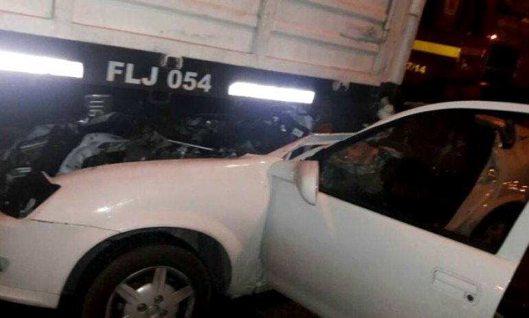 Auto se incrustó debajo de un camión en Panamericana
