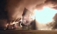 Feroz incendio en una fábrica de muebles en Moreno: trabajaron 16 dotaciones de bomberos