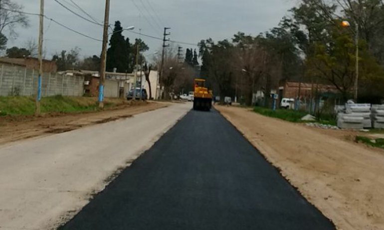 Comenzaron los trabajos para asfaltar la segunda mano de la calle Savio