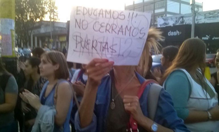 Alumnos del Instituto de Formación Docente de Pilar se manifestaron y denunciaron "malos tratos"