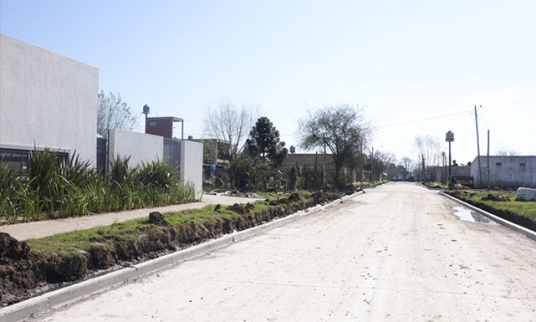 El Municipio continúa asfaltando calles de un barrio de Derqui