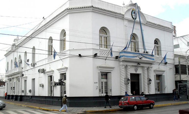 Allanaron el Municipio de Pilar por una causa que investiga facturas truchas