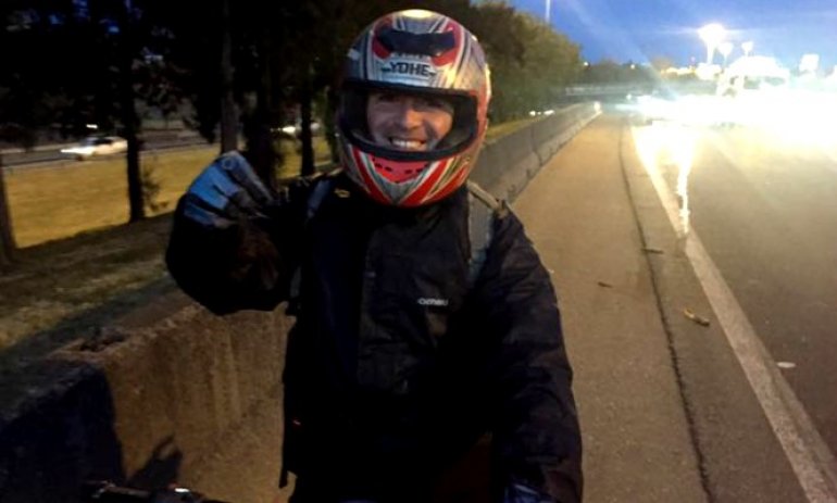 Un pilarense ayudó a un automovilista en plena Panamericana y su foto se volvió viral