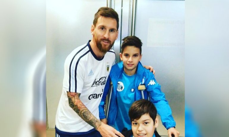 Santi, el nene de Del Viso que le prestó la muleta a un amigo, conoció a Messi