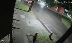 VIDEO - Se llevan a una joven a la fuerza en el centro de Pilar