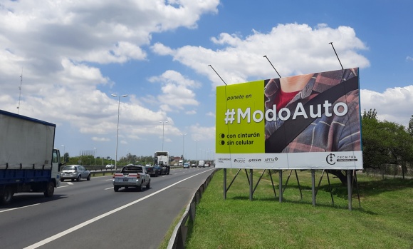 El 25% de los conductores usa el celular al volante en la autopista