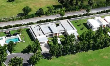 Allanan una mansión en Villa Rosa y encuentran 54 vehículos de lujo en un galpón