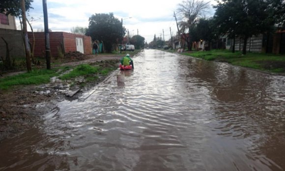 La tormenta dejó calles anegadas, caída de árboles y voladura de techos