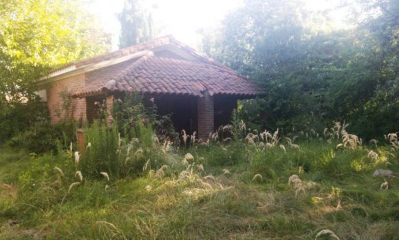 Tres mujeres barretearon puertas de una casa para usurparla