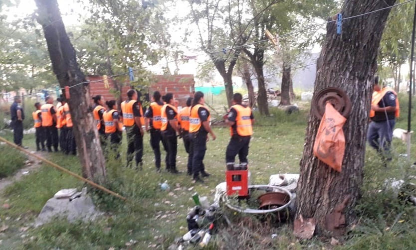 La Policía desalojó masiva toma de terrenos en Agustoni