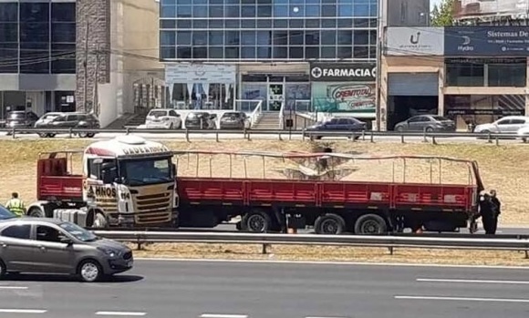 Dos heridos al quedar atravesado un camión en la Panamericana