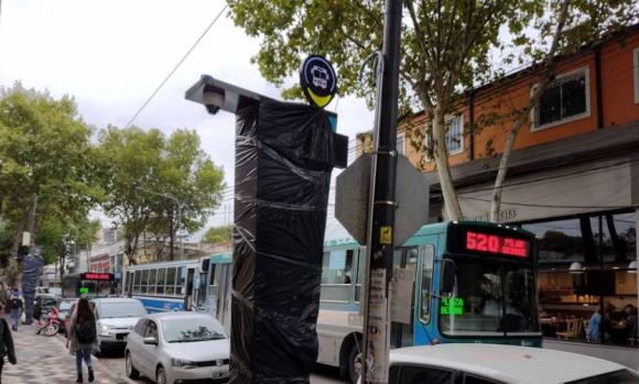 Comenzaron a instalar en el centro de Pilar las “Paradas Seguras”