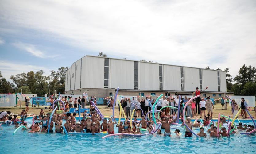 Con entrada gratuita, arrancan las actividades en las piletas de los clubes municipales de Pilar