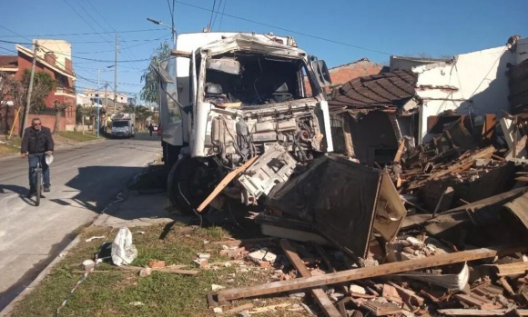 Escobar: conducía borracho un camión de basura y se incrustó en una casa