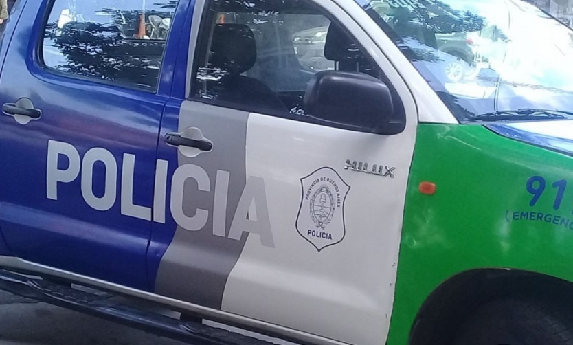 Detienen a dos hombres que asaltaron a una persona en la vía pública