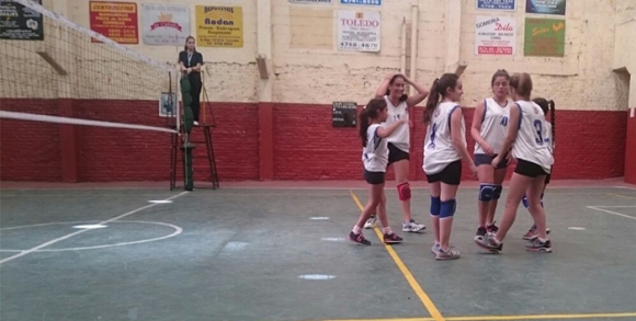 Voley femenino dio una dura batalla pero cayeron