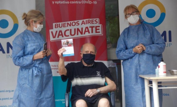 La vacunación contra el coronavirus empezó a llegar a los geriátricos