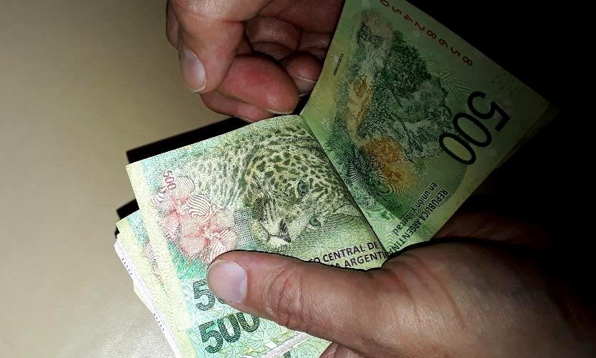 Detienen a un hombre con 25.000 pesos en billetes falsos