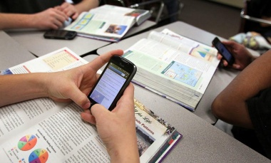 Buscan restringir el uso de celulares en las escuelas bonaerenses