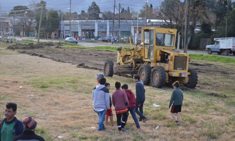 Indignación porque Ferrovías rompió la cancha de un club barrial