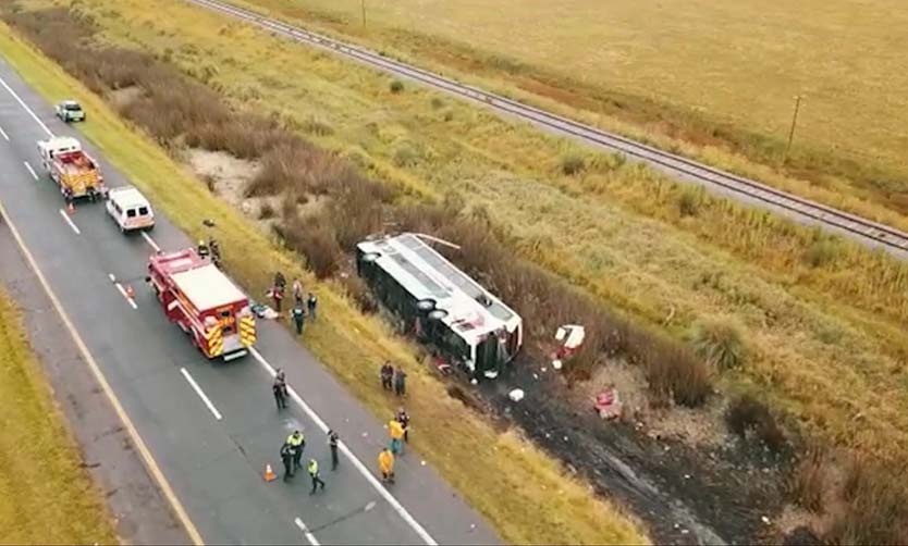 Dos niñas permanecen graves tras el vuelco de un micro en la Ruta 2