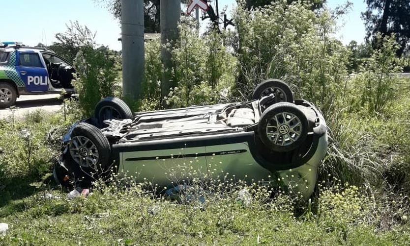 Video: Huían en un auto robado, volcaron y fueron detenidos