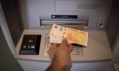 El Gobierno convocó al Consejo del Salario Mínimo, que acumula un 2025 en caída