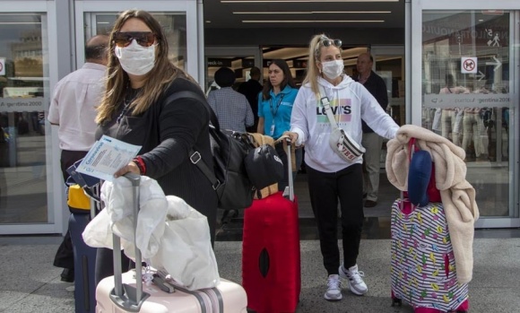 Argentinos y residentes vacunados no deberán presentar PCR al ingresar al país