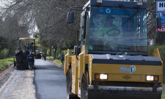 Asfaltan una calle clave en un barrio de la localidad de Del Viso