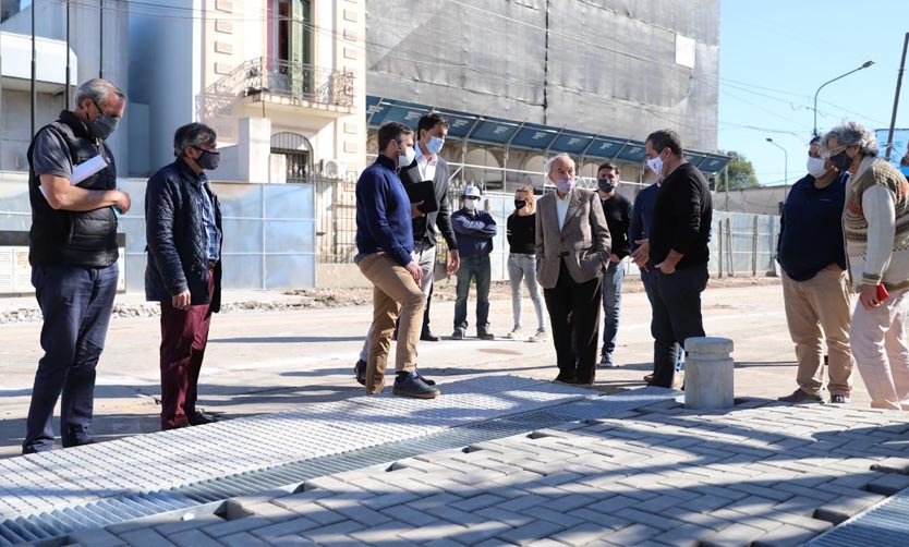 Achával visitó con comerciantes el inicio de las obras del Paseo del Centro