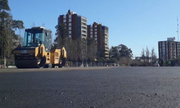 Avanza a buen ritmo la obra del playón de estacionamiento gratuito del centro