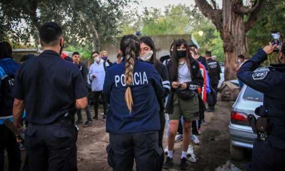 Desactivan fiesta clandestina en la que participaban 500 personas