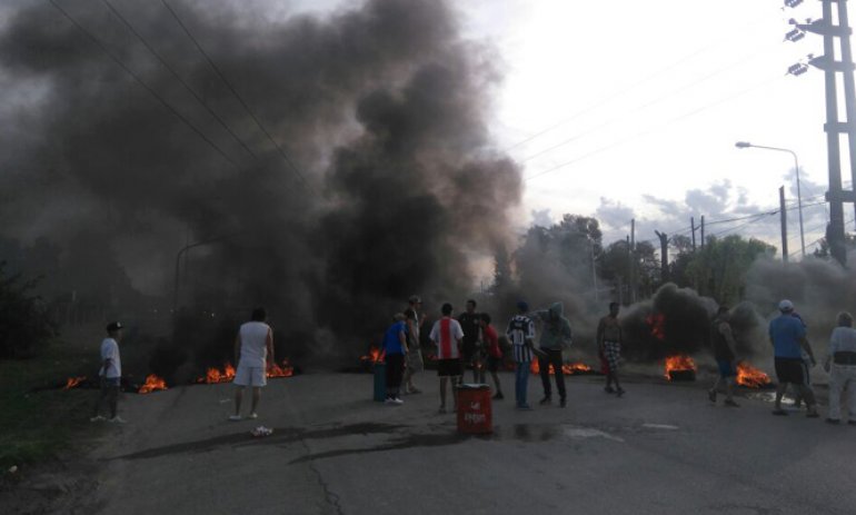 Piquete en Villa Rosa: vecinos cortaron la ruta por falta de luz