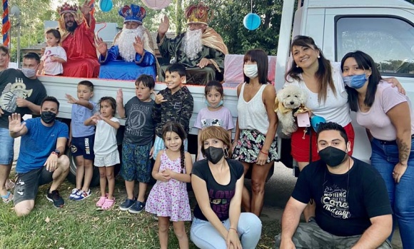 La caravana de los Reyes Magos pasó por los barrios de Derqui