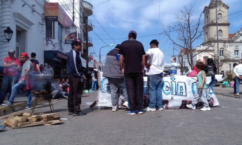 Organización social realizó una olla popular en la puerta del Municipio de Pilar