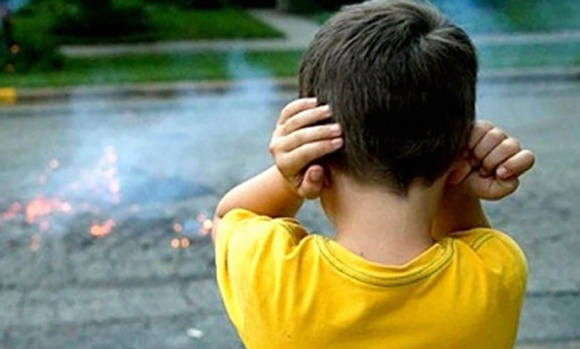 Padre de niño con autismo pide a sus vecinos que cesen con ruidos molestos