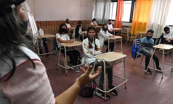 Los docentes bonaerenses vacunados deberán reintegrarse a sus funciones