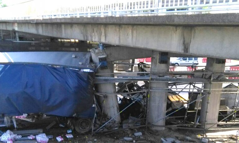 Un muerto al chocar un camión contra columnas de un puente en Panamericana