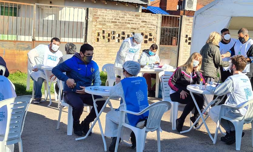 Covid: buscarán casa por casa a quienes aún no se inscribieron para vacunarse