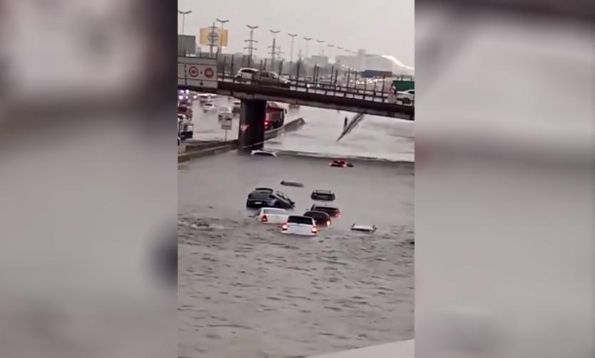 Autos quedaron bajo el agua en la Panamericana tras el fuerte temporal