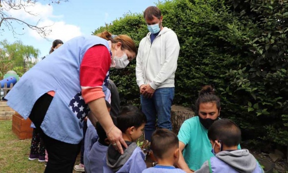 Laurent participó del inicio de talleres medioambientales en jardines de Pilar