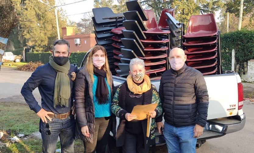 La Fundación Creciendo en Pilar y Opulens donaron mobiliario a una escuela