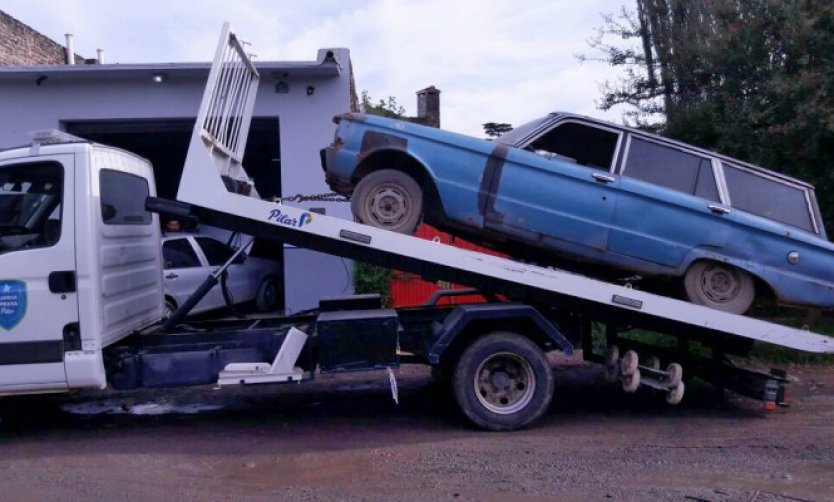 Retiran casi 100 vehículos abandonados en Del Viso