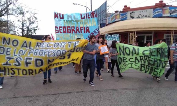 Por el cierre de carreras del profesorado, no descartan una toma del Instituto Docente