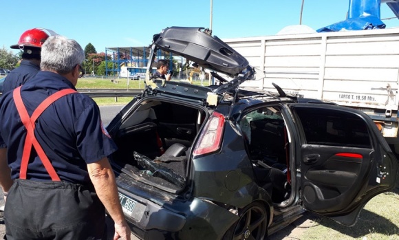 Falleció el joven que chocó su auto contra un camión en Panamericana