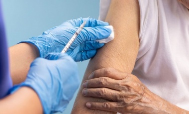 COVID: recomiendan vacunarse ante fuerte suba de casos por nueva variante