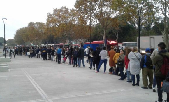 Fila interminable en Plaza Italia para tomar el 57 a Pilar