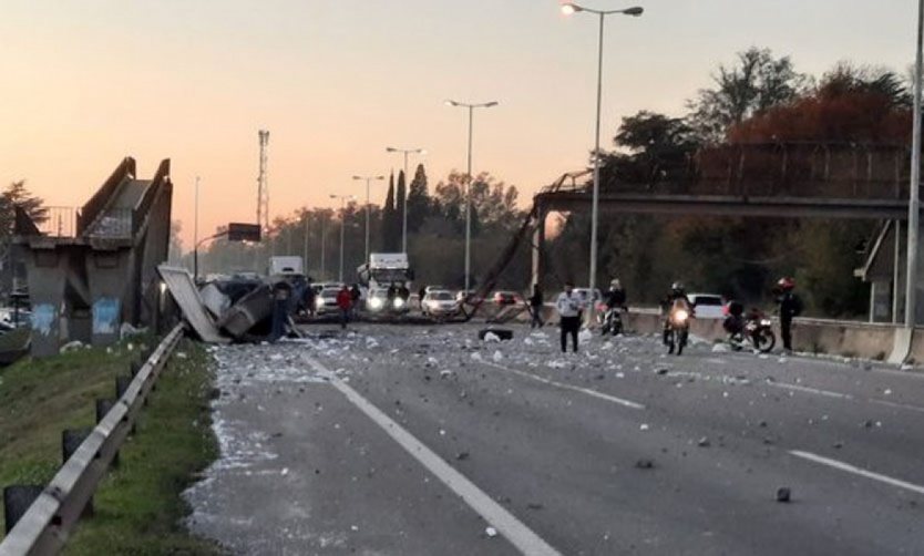 Una falla técnica en el camión generó el choque contra el puente del KM 61