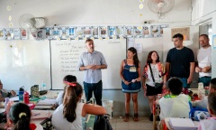 Achával acompañó a los alumnos de primer grado en el inicio de clases